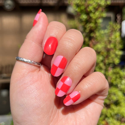Pink Checker Party | Short | Round - Tab Press-On