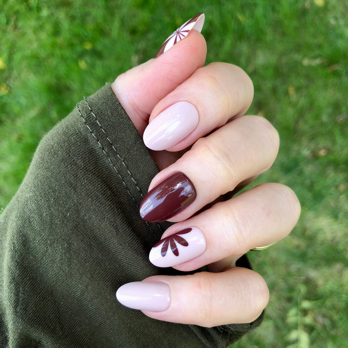 Big Duo Toned Flowers | Medium | Oval - Tab Press-On