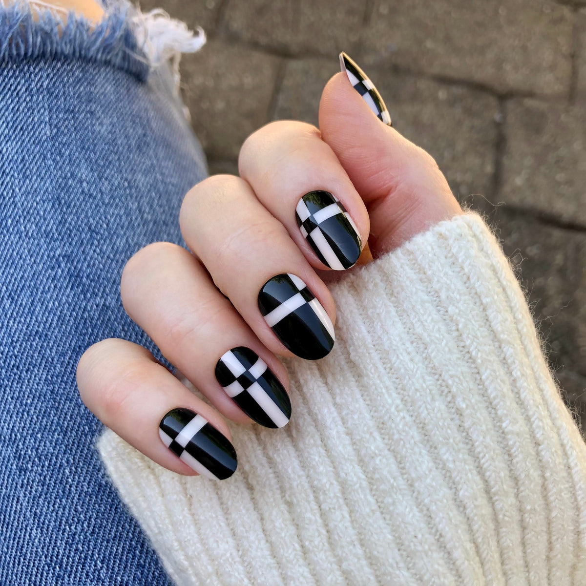Geometric Plaid | Medium | Oval - Tab Press-On