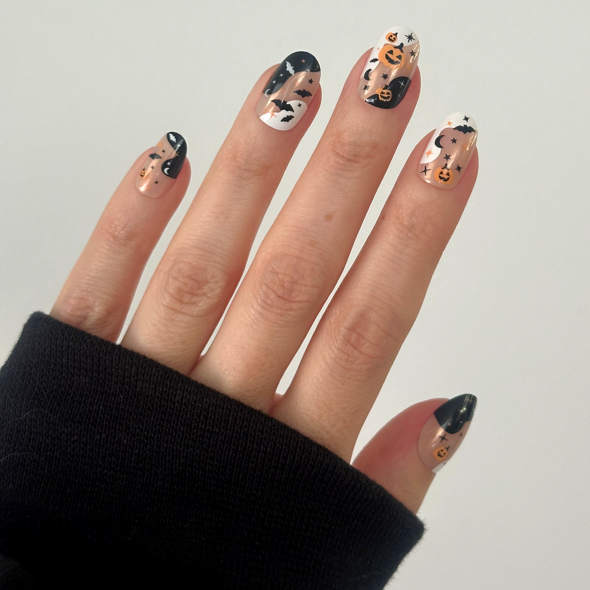 Iconic Halloween Forever - Press-On | Short | Round